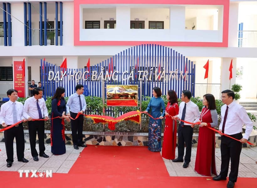 На зданиях школ устанавливаются информационные таблички в ознаменование 70-й годовщины освобождения Ханоя.