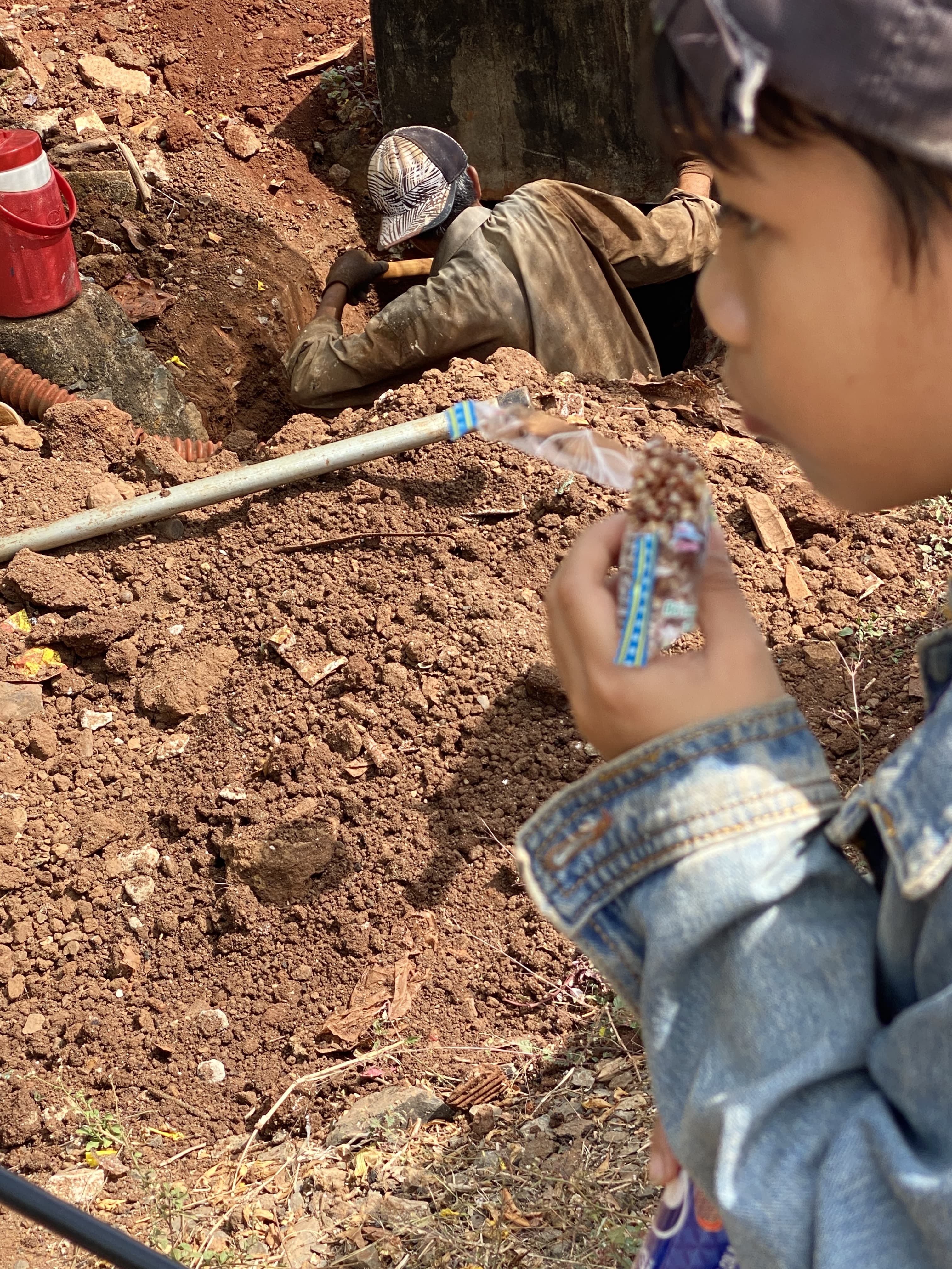 صبر کن تا بابا بیاد خونه.