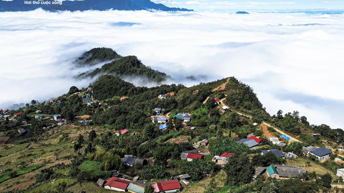 Y Ty, durant la plus belle saison des nuages, le village de Ngai Thau Thuong se transforme en une mer blanche ondulante.
