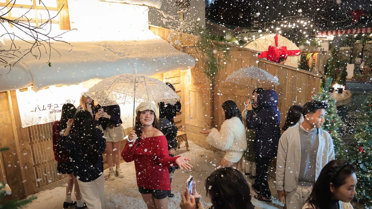 Top 5 cafes in Hanoi with impressive Christmas decorations, beautiful photos