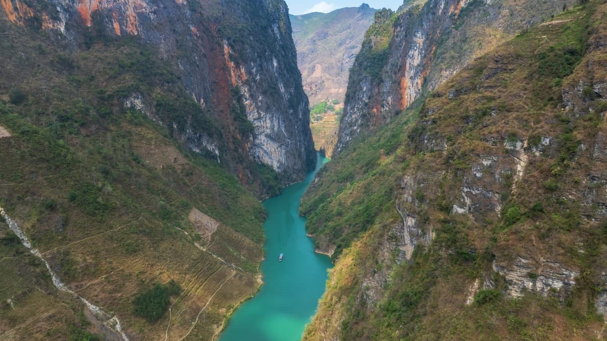 Zafascynowany krajobrazem „zielonego jedwabnego pasa” u podnóża alei Tu San