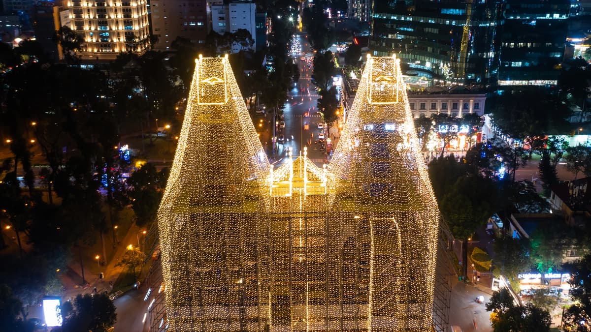 今年のクリスマスシーズン、ノートルダム大聖堂は1,000kmのLEDライトでライトアップされる