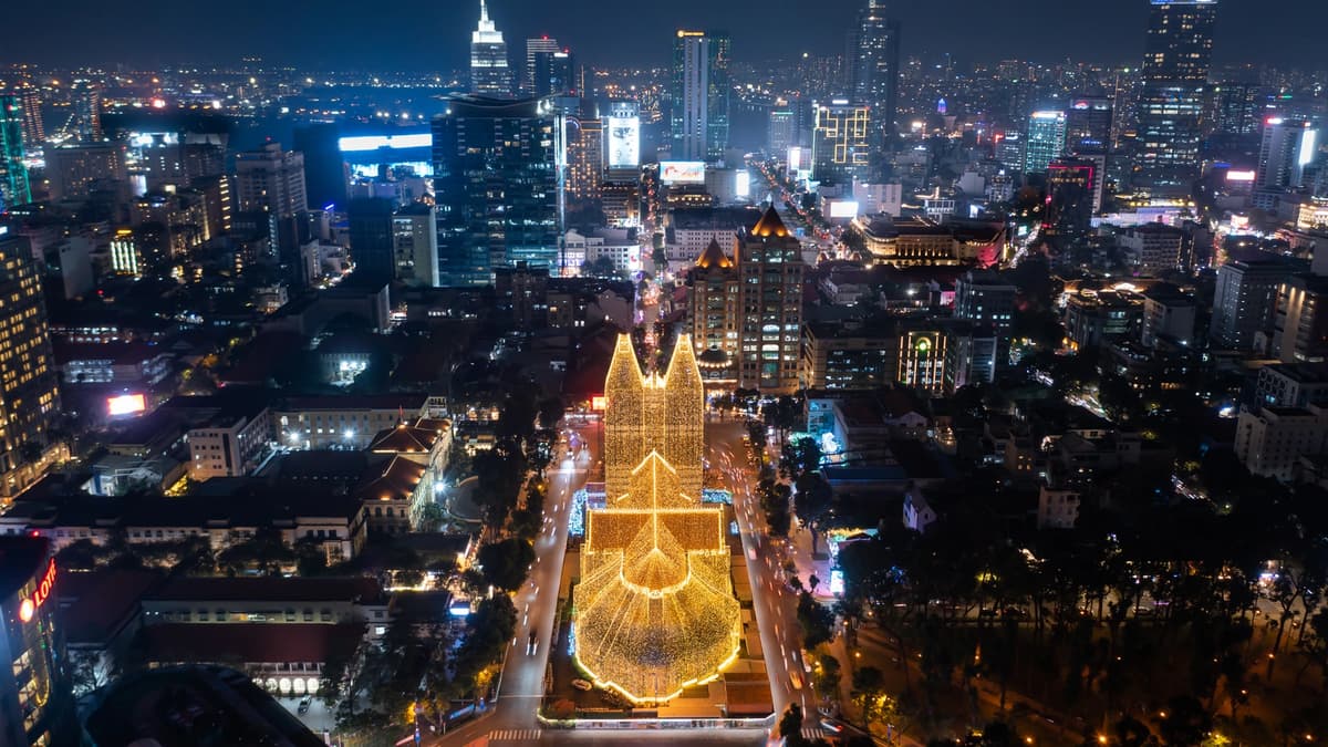 ไฟ LED ยาว 1,000 กม. ส่องสว่างมหาวิหารนอเทรอดามในช่วงคริสต์มาสนี้