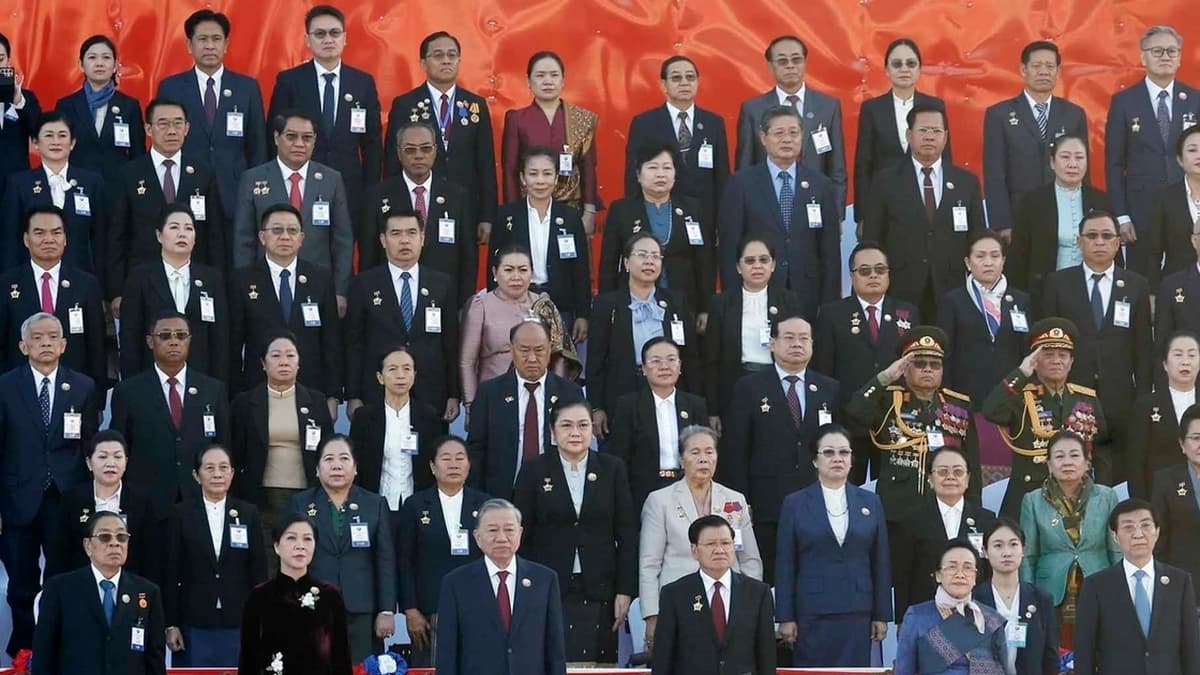 [תמונה] המזכיר הכללי טו לאם ואשתו משתתפים בציון 50 שנה ליום הלאומי של לאוס