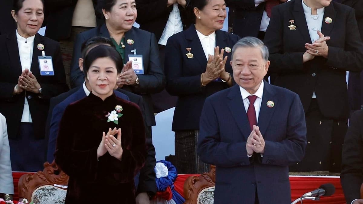 [صورة] الأمين العام تو لام وزوجته يحضران الذكرى الخمسين لليوم الوطني لاوس