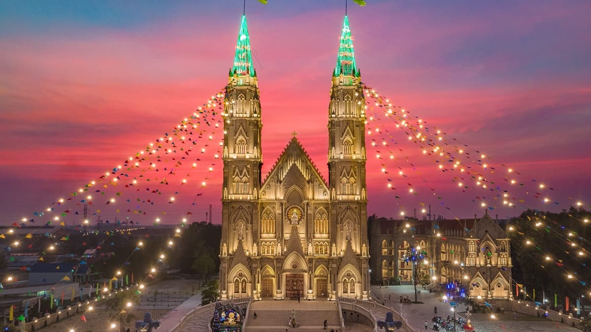 أضاءت الكنيسة المذهلة الواقعة على الطريق السريع رقم 51 احتفالاً بعيد الميلاد، ما لفت انتباه كل من يمر بها.