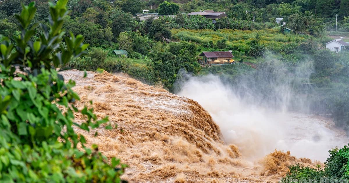 [Ảnh] Lâm Đồng: Toàn cảnh thác Liên Khương cuộn trào chưa từng có