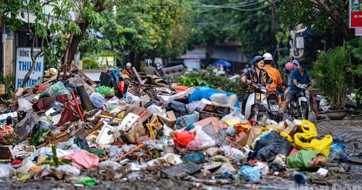 [Ảnh] Bên "núi rác" sau lũ lụt, người dân Tuy Hòa nỗ lực tái thiết cuộc sống