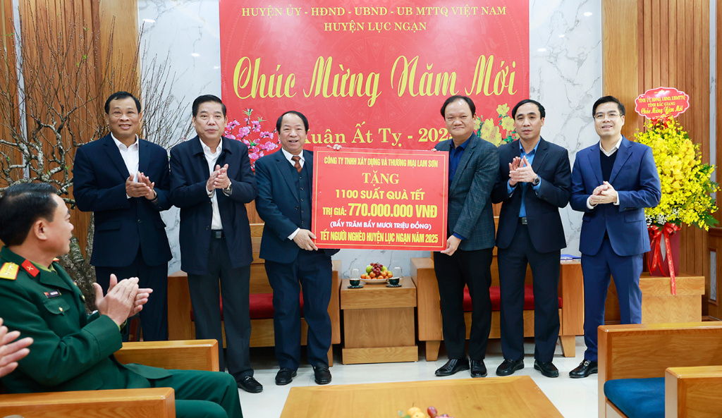Bí thư Tỉnh ủy Nguyễn Văn Gấu thăm, tặng quà Tết cho người có công và hộ nghèo huyện Lục Ngạn