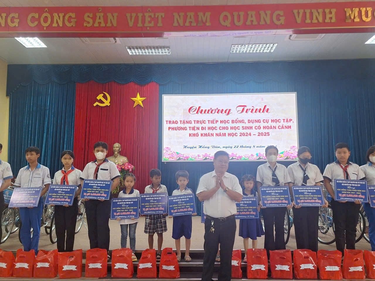 Huyện Hồng Dân luôn quan tâm, tạo điều kiện cho học sinh, sinh viên có điều kiện tốt nhất đến trường ( trong ảnh: ông Trần Hoàng Duyên, Chủ tịch Hội Khuyến học tỉnh Bạc Liêu trao học bổng cho các em học sinh vượt khó trên địa bàn huyện) Huyện Hồng Dân luôn quan tâm, tạo điều kiện cho học sinh, sinh viên có điều kiện tốt nhất đến trường ( trong ảnh: ông Trần Hoàng Duyên, Chủ tịch Hội Khuyến học tỉnh Bạc Liêu trao học bổng cho các em học sinh vượt khó trên địa bàn huyện)