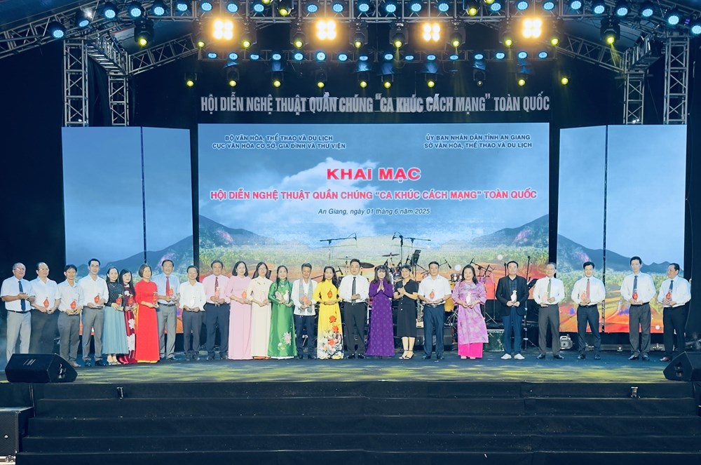 Khai mạc Hội diễn nghệ thuật quần chúng 'Ca khúc cách mạng' toàn quốc năm 2025 - Ảnh 3.