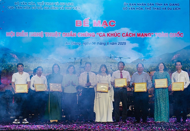 Bế mạc Hội diễn Nghệ thuật quần chúng "Ca khúc cách mạng" toàn quốc năm 2025 - Ảnh 1.