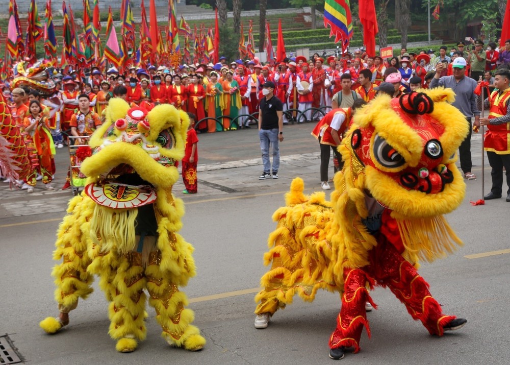 អ្នក​ទេសចរ​សម្រុក​ទៅ​មើល​ការ​សំដែង​របាំ​តោ។