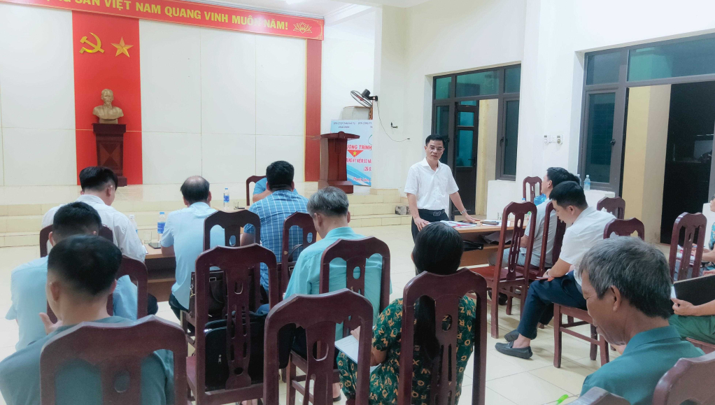 ថ្នាក់ដឹកនាំស្រុក Ba Che បានចូលរួមកិច្ចប្រជុំក្រឡាបក្សភូមិ Lang Da ឃុំ Thanh Lam ដើម្បីស្វែងយល់ពីស្ថានភាពកម្មាភិបាល សមាជិកបក្ស និងមហាជន។