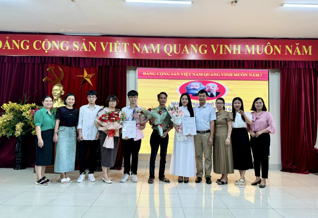 គណៈកម្មាធិការបក្សនៃវិទ្យាល័យ Hon Gai (ទីក្រុង Ha Long) បានរៀបចំពិធីជប់លៀងទទួលសិស្សឆ្នើមចំនួន ៧ នាក់របស់សាលា។