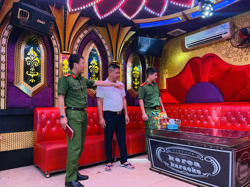 ថ្នាក់ដឹកនាំនគរបាលក្រុង Quang Yen បានចុះត្រួតពិនិត្យដោយផ្ទាល់ និងណែនាំដល់អាជីវកម្មខារ៉ាអូខេដែលត្រូវបានផ្អាក អំពីរបៀបកែតម្រូវការរំលោភលើការការពារ និងពន្លត់អគ្គីភ័យ។