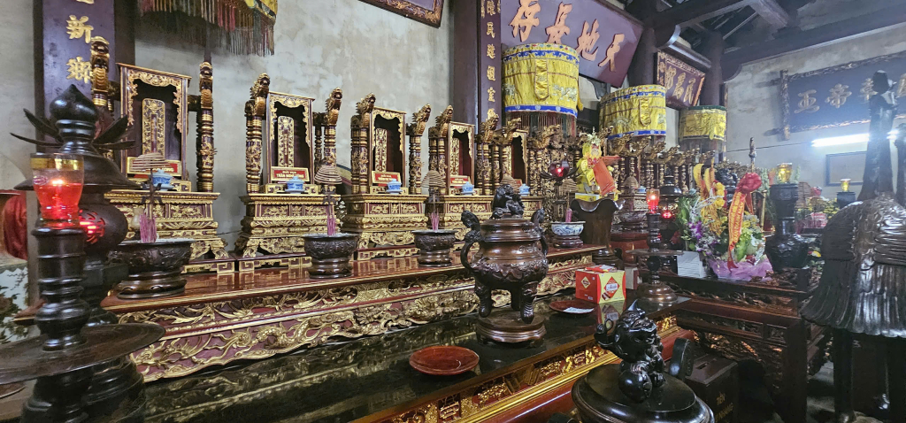 Thien Truong Temple is a place to worship the Tran Dynasty family. At the highest place are the tablets of the Tran Kings.