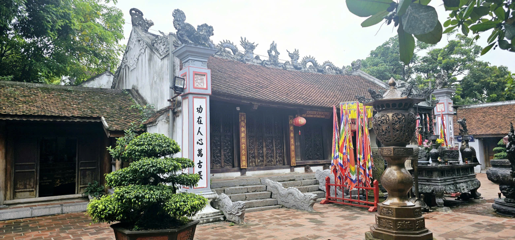 Thien Truong Temple is located in the center of the Tran Temple relic site in Nam Dinh. The temple was built on the foundation of Thai Mieu and Trung Quang palace of the Tran Dynasty.