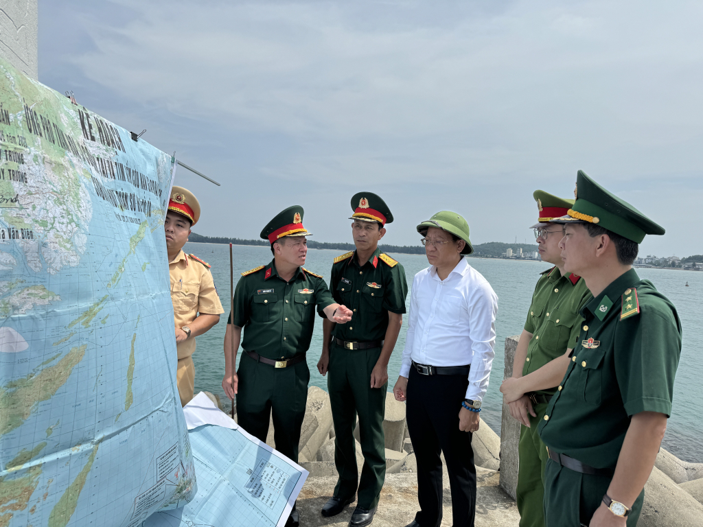 Đại tá Khúc Thành Dư, Ủy viên BTV Tỉnh ủy, Chỉ huy trưởng BCHQS tỉnh chỉ huy công tác phòng chống bão.