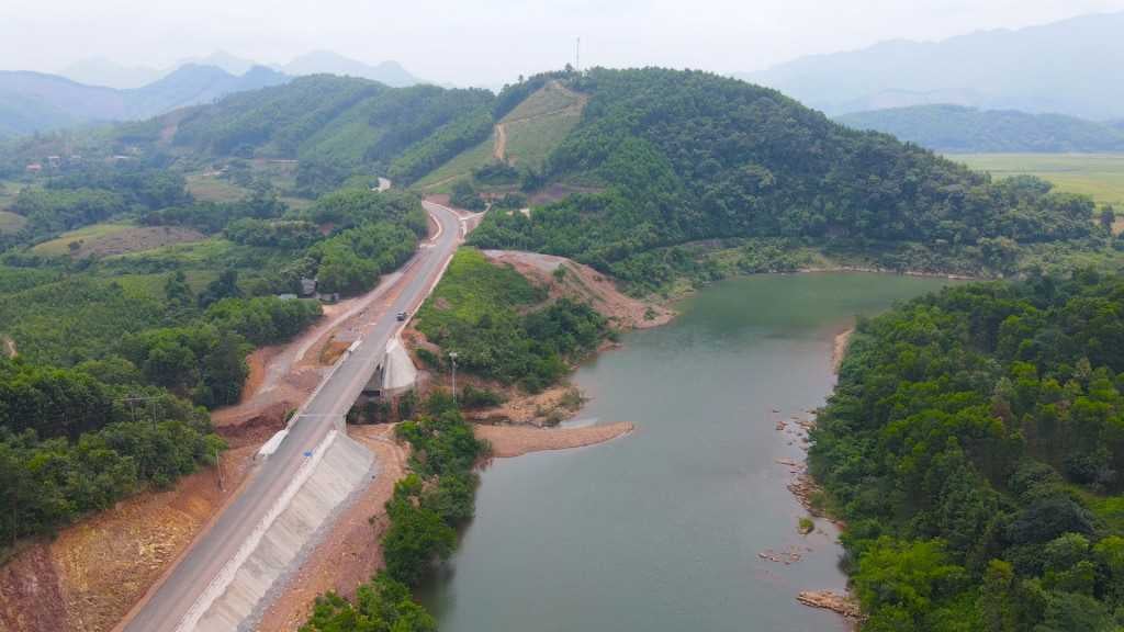 Provincial Road 330 - the main traffic route of Ba Che district has been repaired and upgraded. Photo: Le Nam