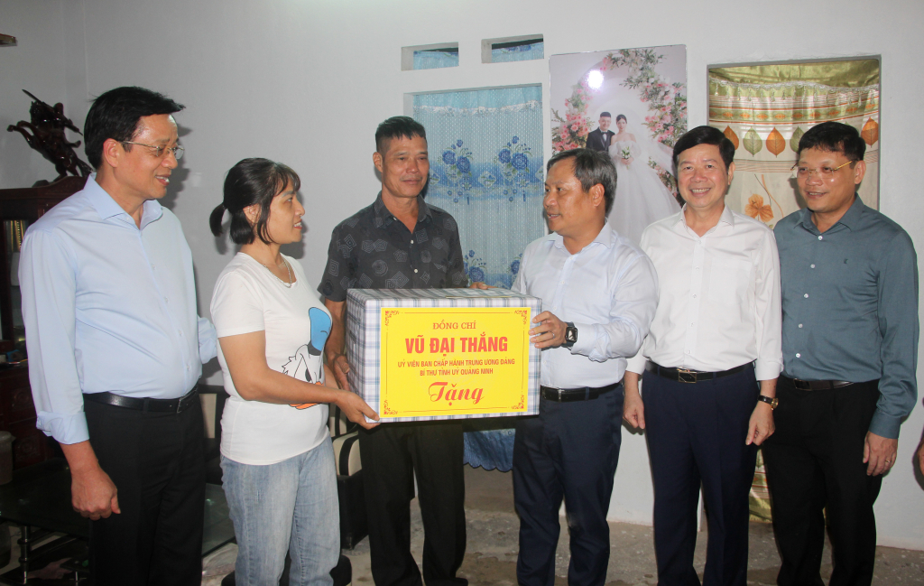 សមមិត្ត Vu Dai Thang សមាជិកគណៈកម្មាធិការមជ្ឈិមបក្ស លេខាគណៈកម្មាធិការបក្សខេត្ត បានជូនអំណោយដល់គ្រួសារលោក Truong Van Nhan តំបន់ទី៤ ទីក្រុង Ba Che ដែលមានផ្ទះត្រូវខ្យល់ព្យុះលេខ៣។