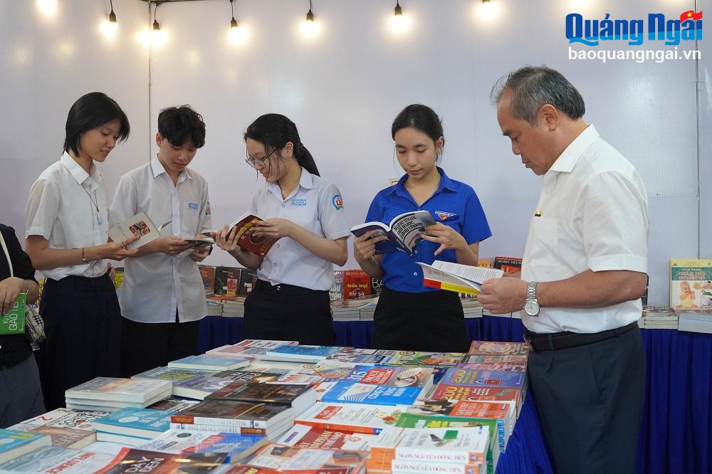 Phó chủ tịch Thường trực UBND tỉnh Trần Hoàng Tuấn tham quan khu trưng bày sách.