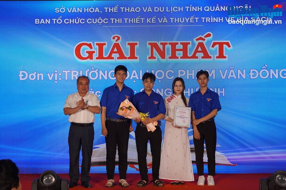 Trao giải Nhất Cuộc thi thiết kế và thuyết trình bìa sách cho đội thi Trường Đại học Phạm Văn Đồng tại chương trình. 