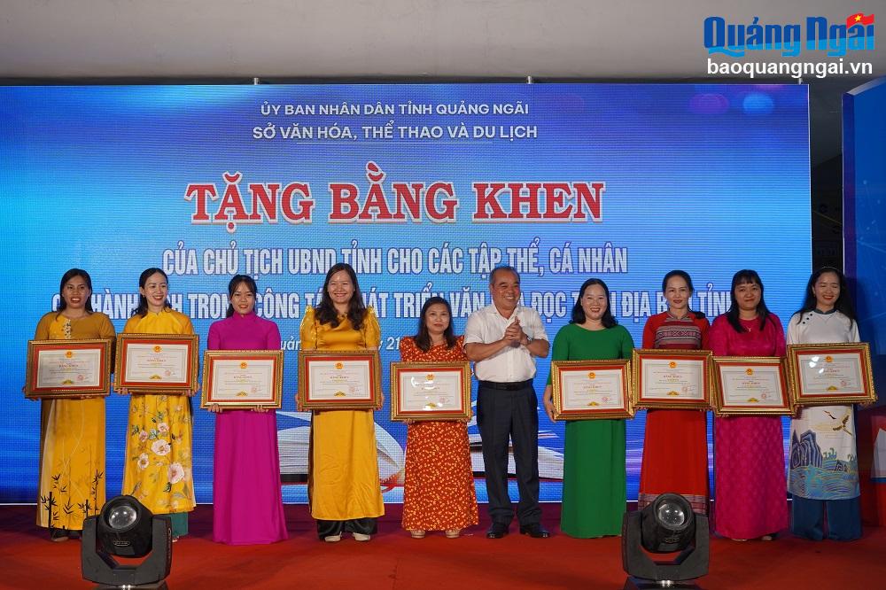 Trao Bằng khen của UBND tỉnh cho các tập thể, cá nhân có thành tích xuất sắc trong công tác thực hiện Ngày Sách và Văn hóa đọc Việt Nam năm 2025.