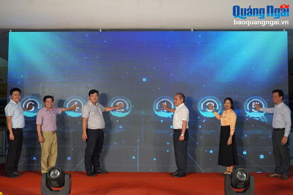 Thực hiện nghi thức khai mạc Ngày sách và Văn hóa đọc Việt Nam trên địa bàn tỉnh Quảng Ngãi năm 2025. 