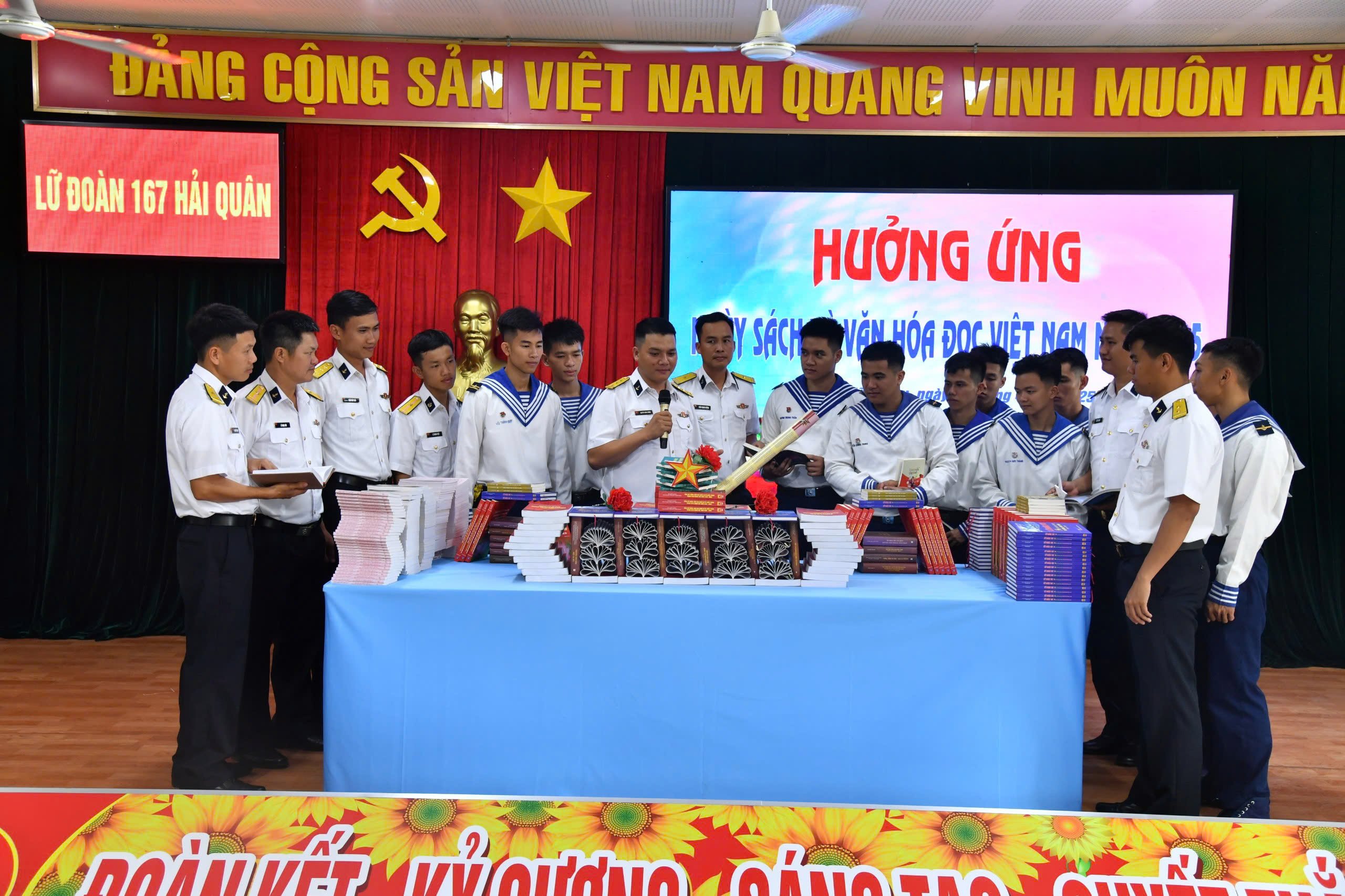 1.500 đầu sách được Lữ đoàn trưng bày nhằm hưởng ứng ngày Sách và Văn hóa đọc Việt Nam lần thứ IV.