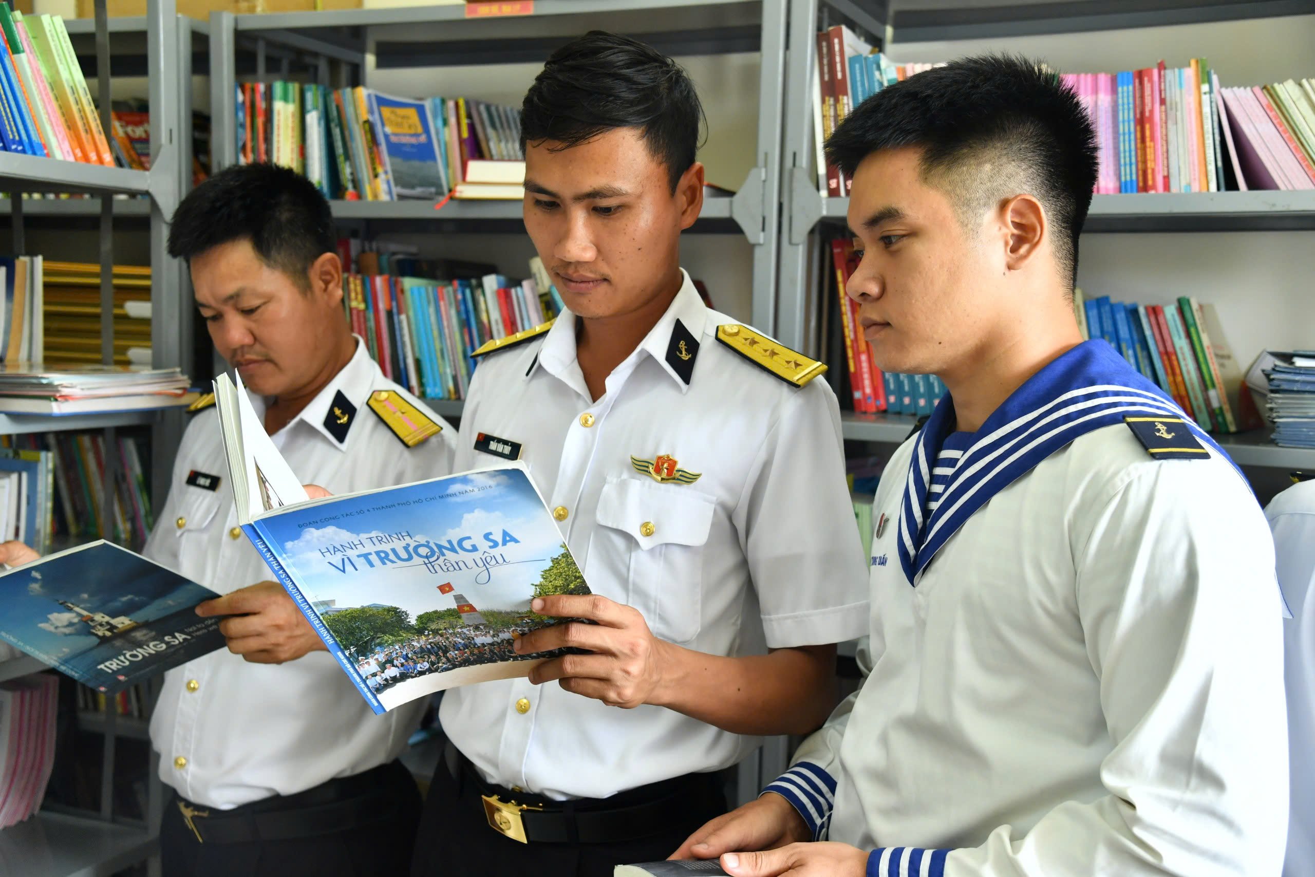 Cán bộ, chiến sĩ tham gia đọc sách tại khu trưng bày của Lữ đoàn.