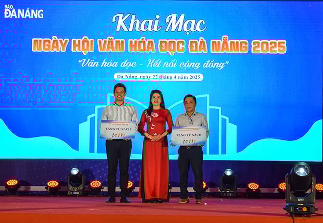 Thư viện Khoa học tổng hợp Đà Nẵng tặng tủ sách cho các trường học trên địa bàn quận. Ảnh: ĐOÀN HẠO LƯƠNG
