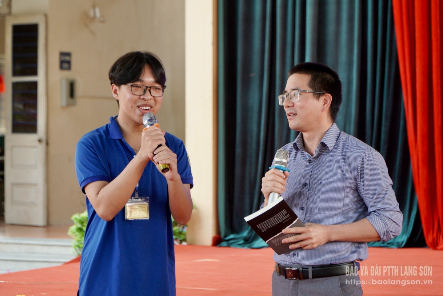 Học sinh Trường THPT chuyên Chu Văn An chia sẻ với diễn giả, dịch giả về những cuốn sách yêu thích