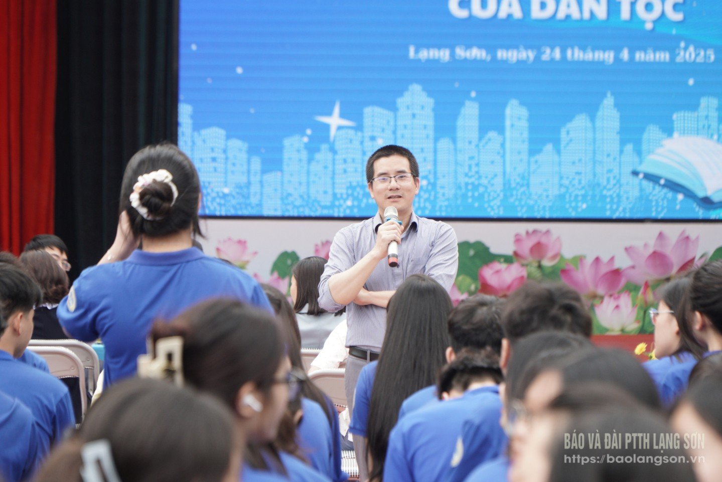 Diễn giả giải đáp các câu hỏi từ các em học sinh
