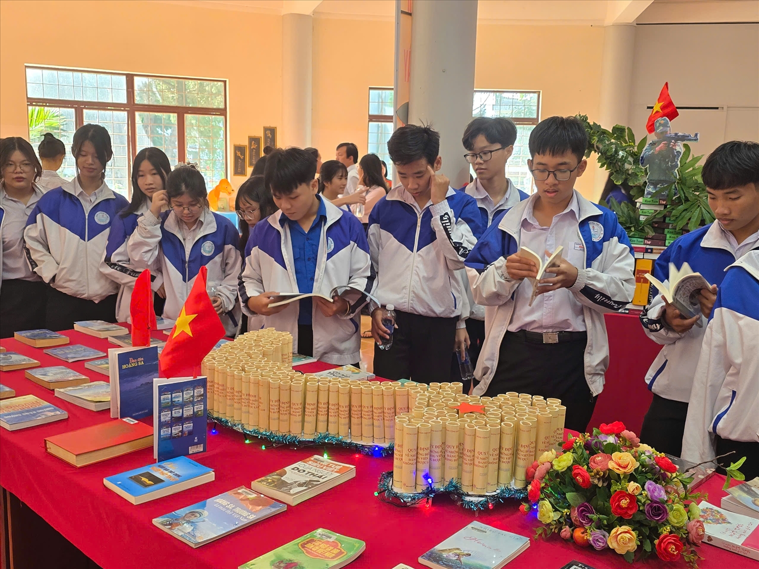 Các em học sinh thích thú khi được tham gia Ngày Sách và Văn hóa đọc Việt Nam