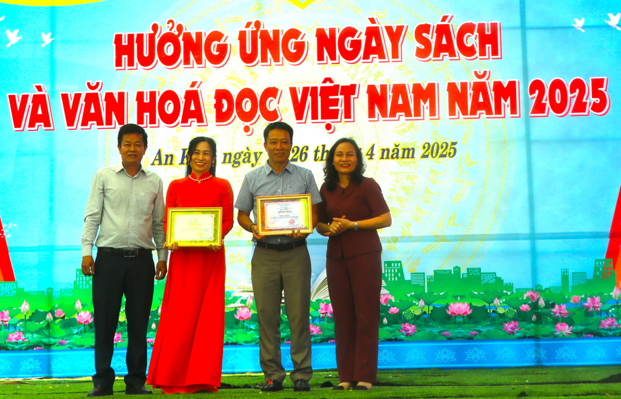 Đại diện Ban tổ chức trao giải nhất cho các trường đạt thứ hạng cao. Ảnh: An Phát img-5081.jpg