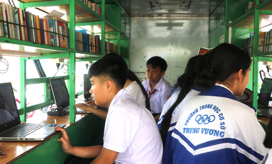 Học sinh một số trường học trên địa bàn thị xã An Khê tìm kiếm thông tin, đọc sách tại xe Thư viện lưu động. Ảnh: An Phát img-5055.jpg