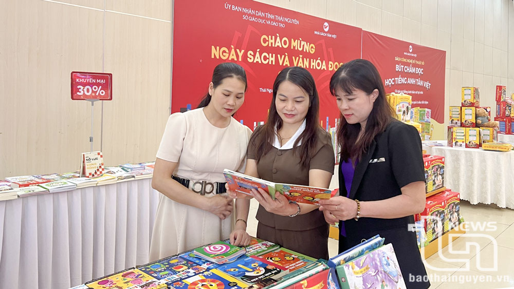 Các cán bộ, giáo viên tham quan gian trưng bày sách của Công ty CP Văn hóa và Giáo dục Tân Việt, tại tọa đàm.
