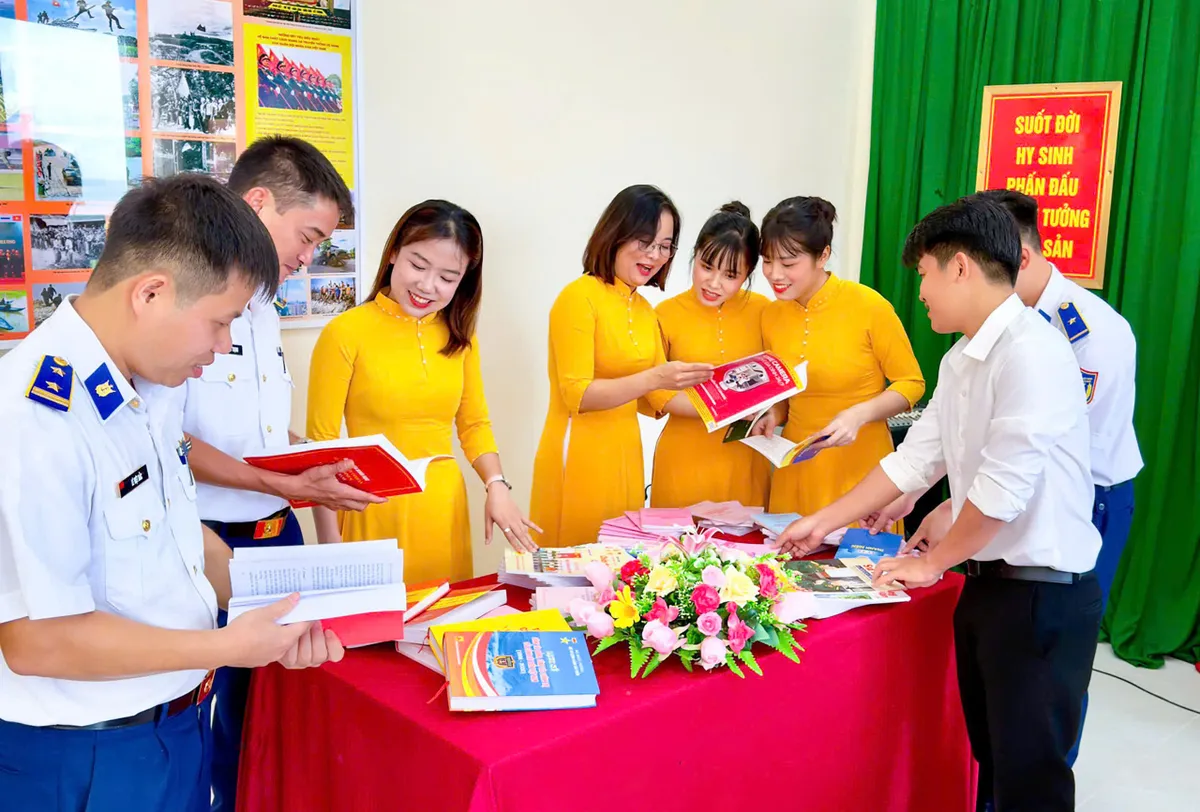 Cảnh sát biển hưởng ứng Ngày sách và văn hóa đọc Việt Nam năm 2025 - Ảnh 1.