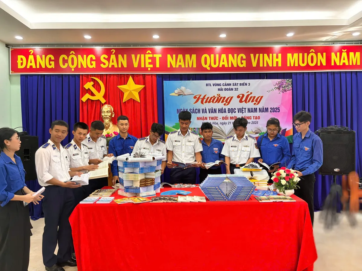 Cảnh sát biển hưởng ứng Ngày sách và văn hóa đọc Việt Nam năm 2025 - Ảnh 2.