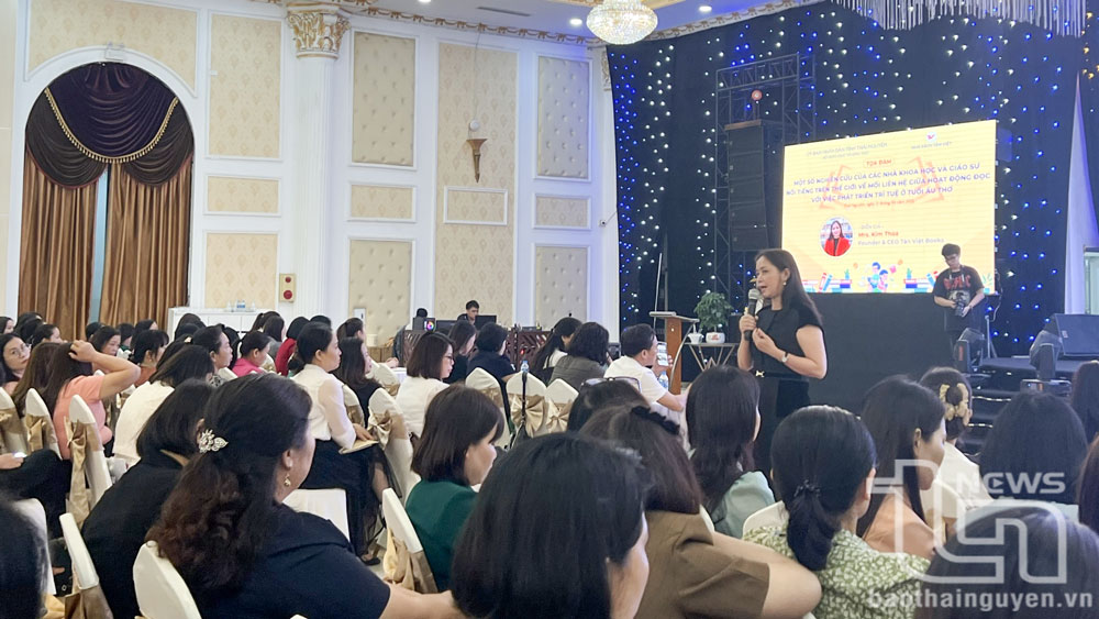 Các cán bộ, giáo viên nghe chuyên gia trao đổi, chia sẻ kinh nghiệm tại tọa đàm.