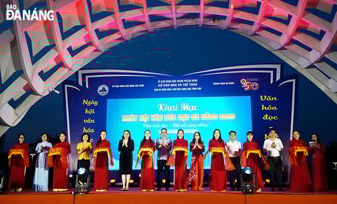 Các đại biểu cắt băng khai mạc Ngày hội Văn hóa đọc Đà Nẵng năm 2025. Ảnh: ĐOÀN HẠO LƯƠNG