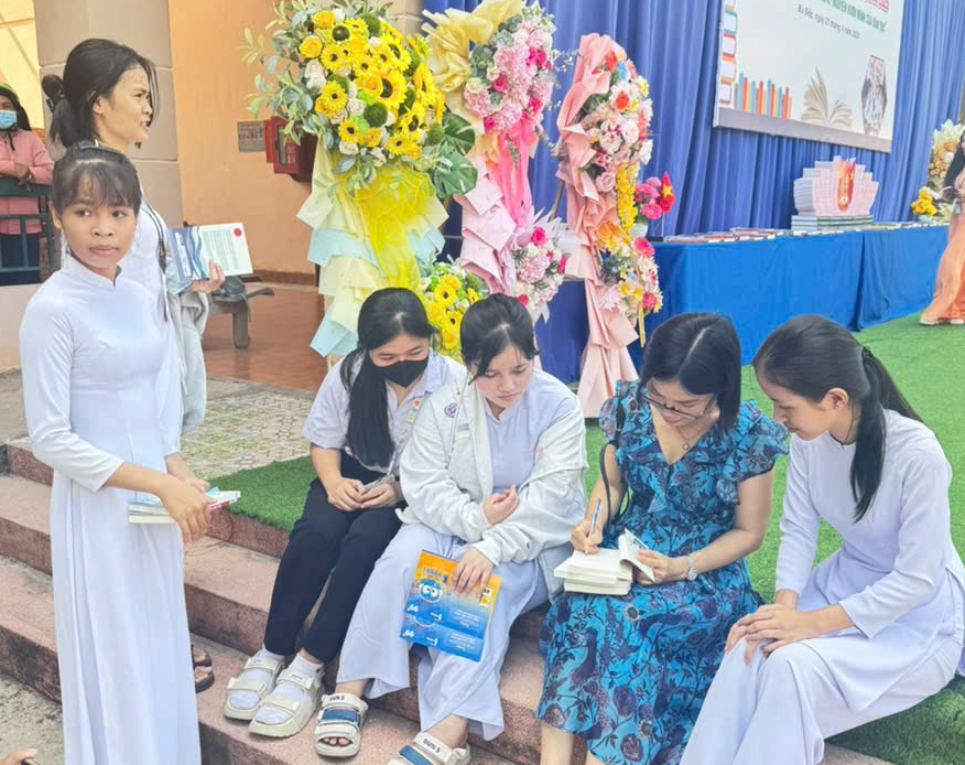 Nhà văn Võ Thu Hương ký tặng sách cho học sinh trường THPT Thanh Hòa