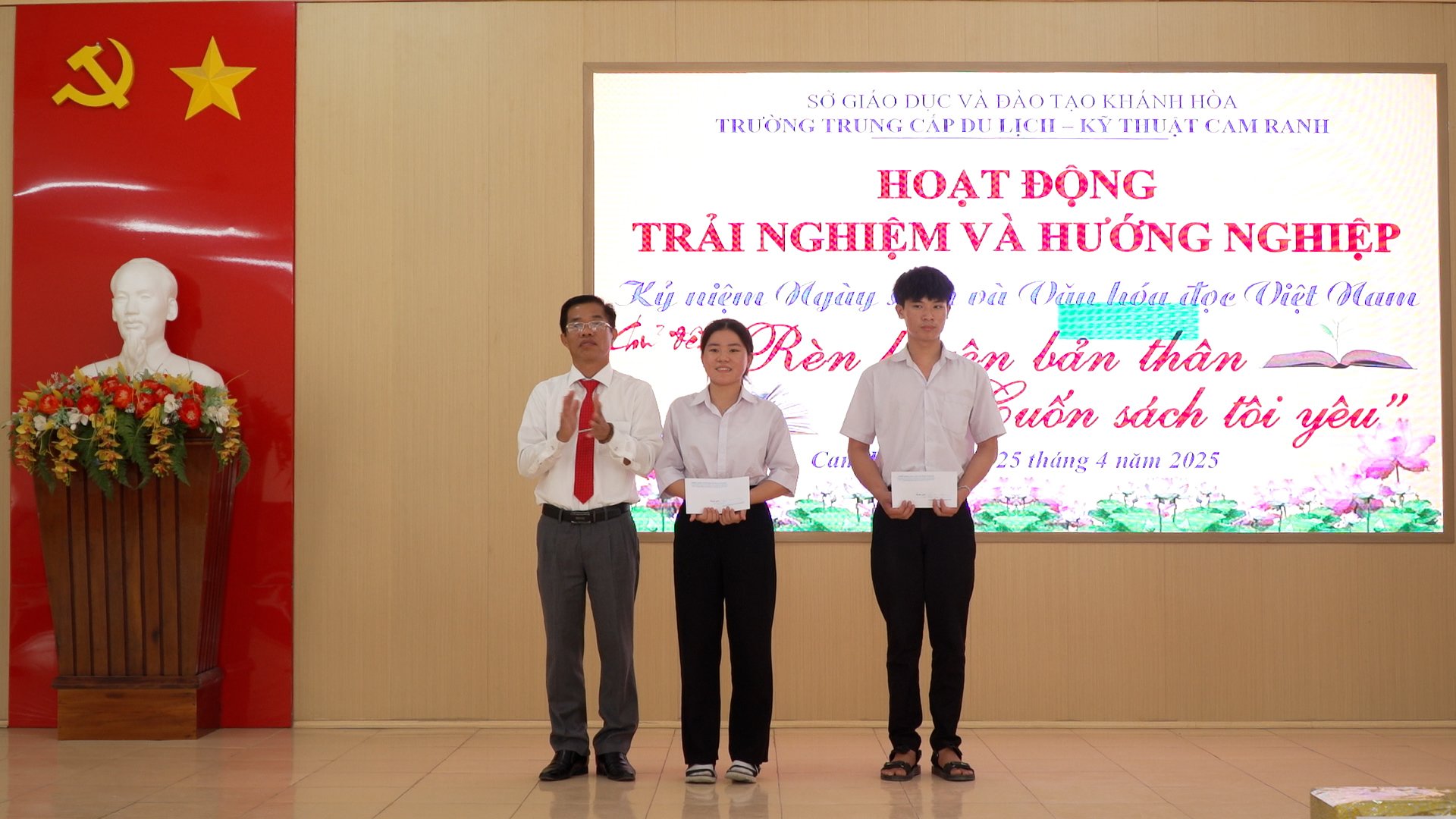 Khen thưởng cho các em học sinh đạt giải trong cuộc thi Cuốn sách tôi yêu