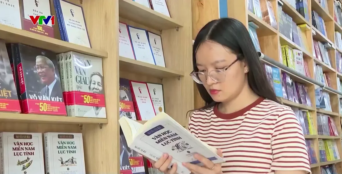 Độc giả trẻ tìm đọc sách văn học, lịch sử - Ảnh 2.