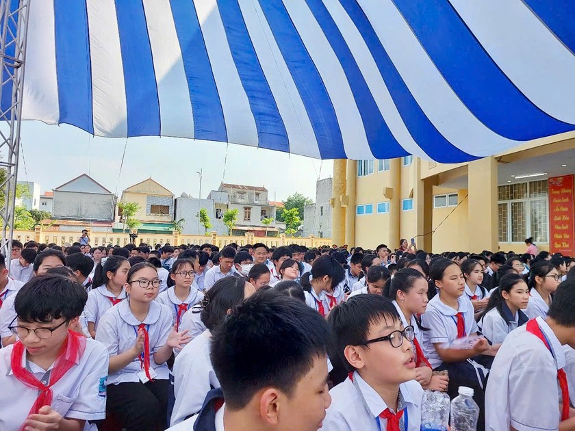 Đông đảo học sinh trên đại bàn TP. Đồng Hới tham gia ngày sách.