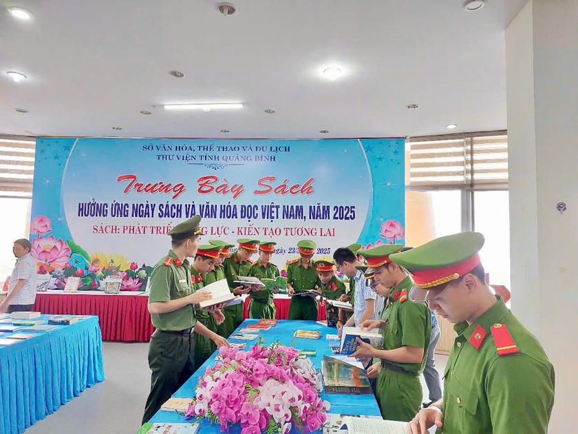 Đoàn thanh niên Công an tỉnh Quảng Bình hưởng ứng tham gia ngày sách và văn hóa đọc Việt Nam, năm 2025.