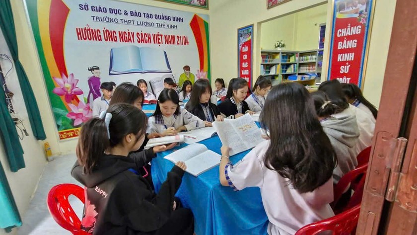 Học sinh trường THPT Lương Thế Vinh (thị xã Ba Đồn) hưởng ứng ngày hội sách Việt Nam 21/4.