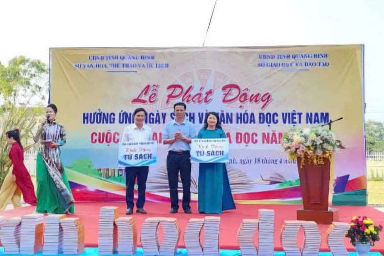 Đại diện Ban tổ chức, doanh nghiệp đã trao tặng sách cho Thư viện tỉnh Quảng Bình, tổng trị giá gần 20 triệu đồng.
