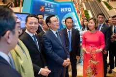 Opening-of-the-exhibition-on-innovation-and-OCOP-products-1